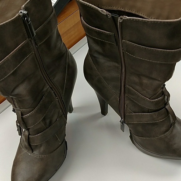 Mid calf heeled bootie - Picture 3 of 3